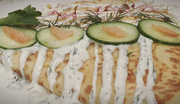 Naleśniki wytrawne: łosoś wędzony, serek śmietankowy, koper, ogórek zielony