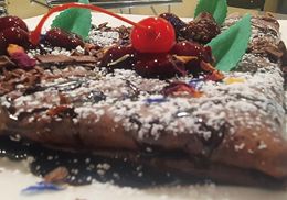 Naleśniki słodkie: CZEKOLADOWY naleśnik czekoladowy, twarożek waniliowy, wiśnie, sos czekoladowy, czekolada deserowa