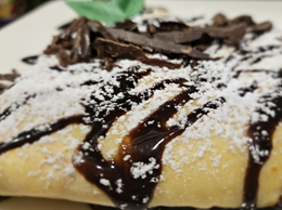 Naleśniki słodkie: twarożek waniliowy, sos czekoladowy, czekolada deserowa