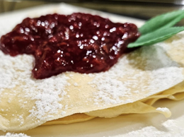 Naleśniki słodkie: twarożek waniliowy, sos malinowy