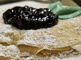 Naleśniki słodkie: twarożek waniliowy, sos, jagodowy