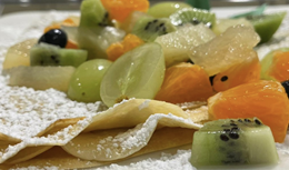 Naleśniki słodkie: owoce, syrop klonowy