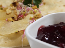 Naleśniki wytrawne: ser gorgonzola, gruszka, orzechy włoski, sos żurawinowy