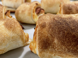 Pizza bułeczki z nadzieniem: ser, salami