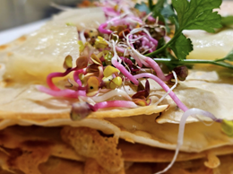 Naleśniki wytrawne: ser, kurczak, ananas